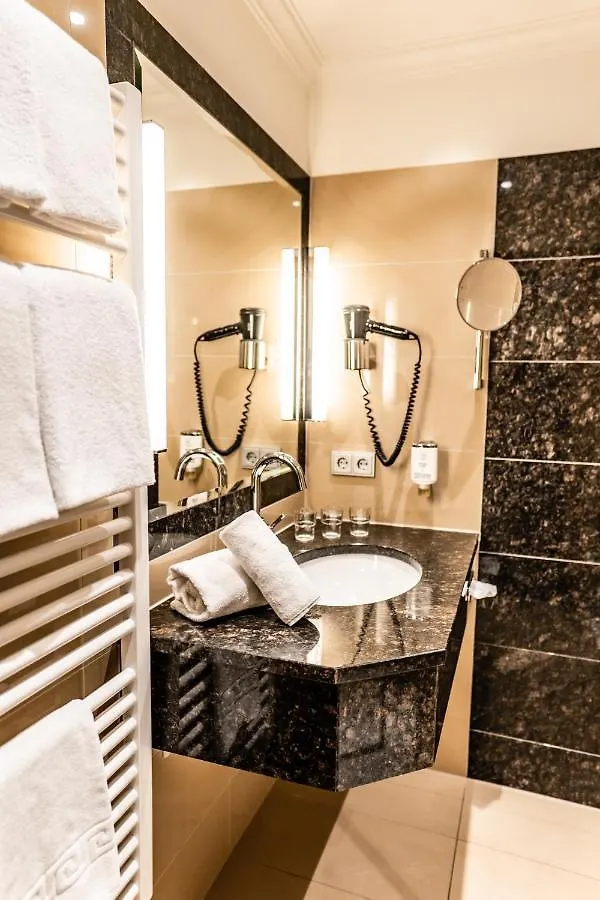 Hotel Hubertushof Anif 4*,